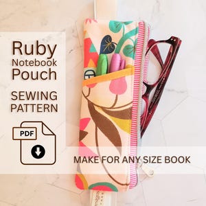 Könnte beinhalten: Eine gemusterte Notizbuch-Tasche mit Reißverschluss, die Stifte und eine Brille enthält. Der Text lautet "Ruby Notebook Pouch Sewing Pattern" und "Make for any size book".