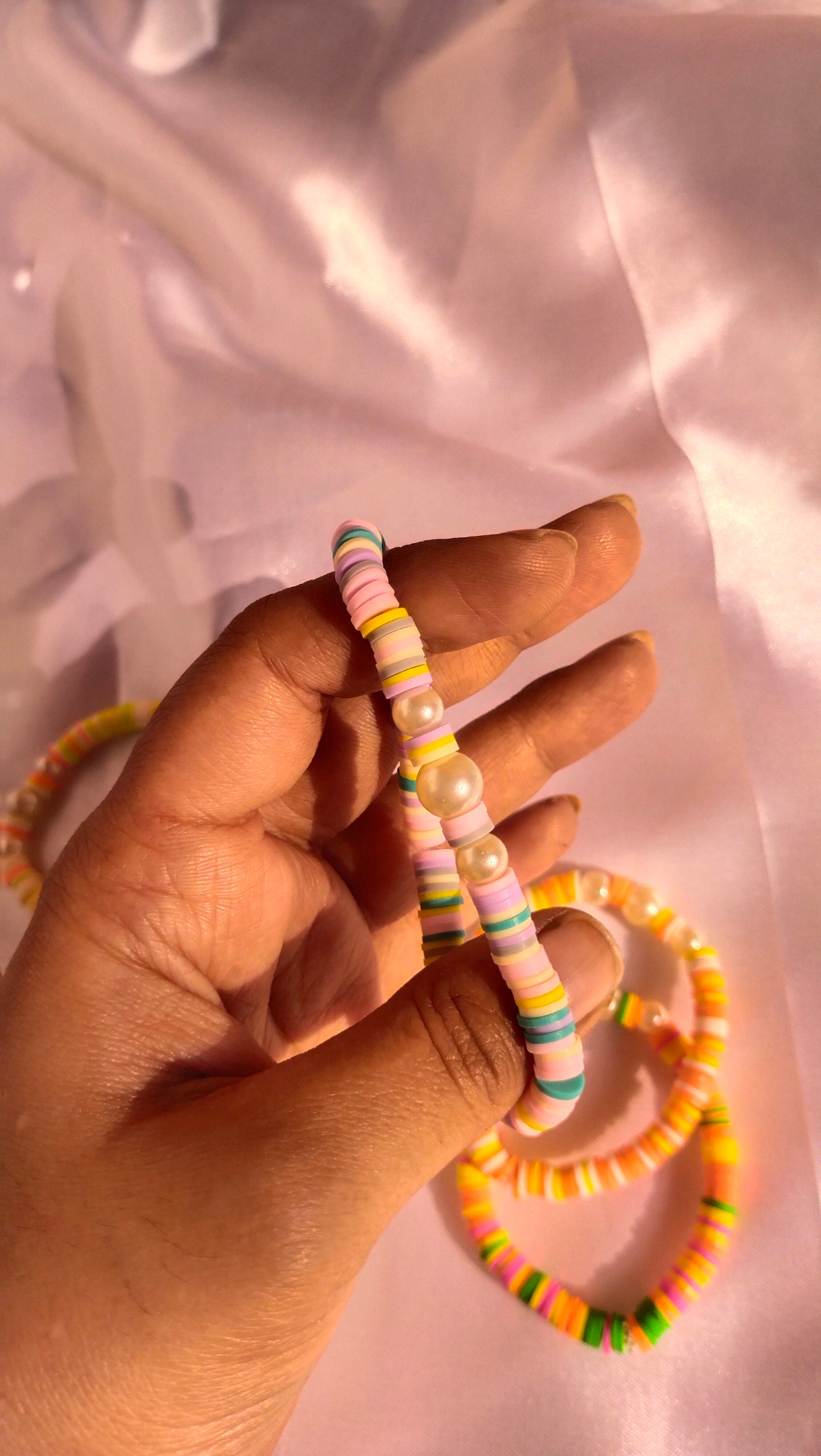 Bracciale Heishi colorato: perline di argilla fatte a mano, gioielli da spiaggia boho - Italia