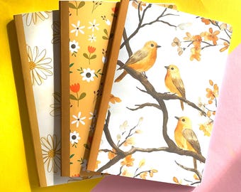 Handgemaakte notitieboekenset met geel motief: bloemen- en vogelmotieven
