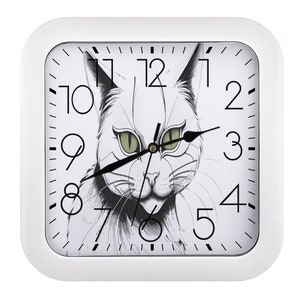 Könnte beinhalten: Weiße quadratische Wanduhr mit schwarzen Zeigern und einer Schwarzweißillustration eines Katzenkopfes. Die Zahlen auf dem Zifferblatt sind schwarz.