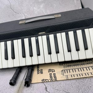 Piano Hohner Melodica 26 fabriqué en Allemagne avec étui testé - Bonne lecture.