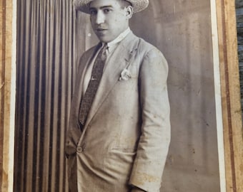 Antique postcards of Vicente Crespo Valencia. A man in a hat 19-20s