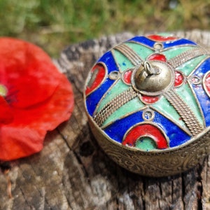 Eine alte Box für Schmuck und Pillen. Emaille und Edelstahl, Vintage Box. Spanien