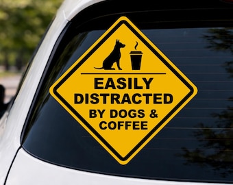 Pegatina para coche "Me distraigo fácilmente con perros y café", divertida pegatina de advertencia para la ventana, vinilo impermeable, regalo para mamás perrunas, letrero para amantes de las mascotas.