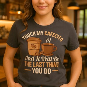 Camiseta &quot;Cafecito Por Favor&quot;: Regalo para amantes del café latino, camiseta con frase en español