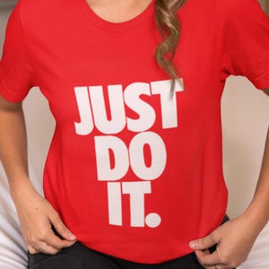 Camiseta Just Do It, camiseta com estampa de letras, blusa gráfica casual, streetwear estiloso, vestuário moderno para homens e mulheres