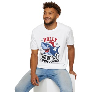 面白いサメのクリスマスTシャツ • ヒイラギのジョーリークリスマスTシャツ • サンタ帽子のサメのギフト • サメ好きのためのかわいいホリデーシャツ