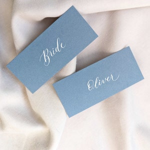 Tarjetas de lugar de lujo con caligrafía manuscrita / Tarjetas de lugar azules / Caligrafía moderna / Tarjetas de lugar para bodas / Cenas y eventos