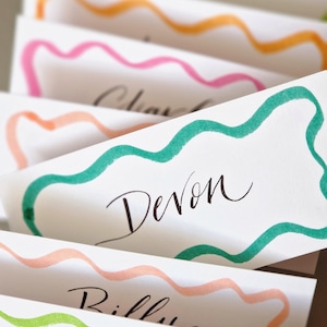 Tarjetas de lugar con caligrafía ondulada / Caligrafía moderna manuscrita, colorida y divertida / Tarjetas de lugar para bodas / Cenas y eventos