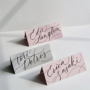 Marque-places modernes | Calligraphie moderne et élégante | Etiquettes personnalisées manuscrites | Panneaux de mariage | Rose Blanc Gris Monochrome