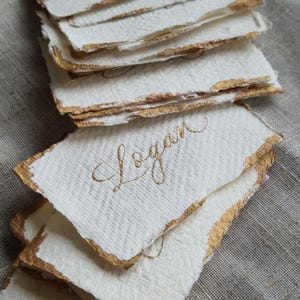 Tarjetas de lugar con caligrafía con borde dorado pintadas a mano en papel hecho a mano / Oro blanco de lujo / Etiquetas de regalo Tarjetas de lugar para bodas Etiqueta de nombre para cenas