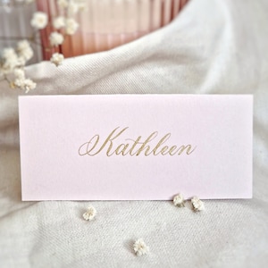 Marque-places de calligraphie manuscrite de luxe | marque-places roses | Calligraphie traditionnelle | Marque-places pour mariage | Événements de dîner