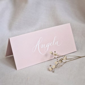 Marque-places de calligraphie manuscrite de luxe | marque-places roses | Calligraphie moderne | Marque-places pour mariage | Événements de dîner