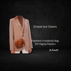 K&ouml;nnte beinhalten: Eine braune, lederne Umh&auml;ngetasche in Elefantenform mit langem Riemen. Die Tasche h&auml;ngt an einem braunen und beigefarbenen Blazer mit Karomuster. Der Text "Simple but Classic" und "Elephant Crossbody Bag DIY Digital Pattern" sind sichtbar.