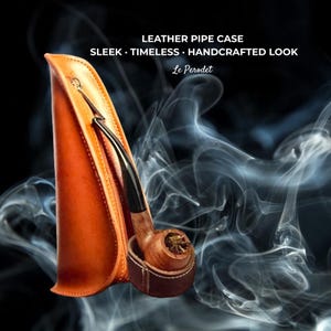 Könnte beinhalten: Ein braunes Leder-Pfeifenfutteral mit einer Holzpfeife darin. Das Futteral ist geöffnet und zeigt den Kopf und den Stiel der Pfeife. Der Text "LEATHER PIPE CASE" und "SLEEK • TIMELESS • HANDCRAFTED LOOK" sind sichtbar. Der Markenname "Le Perodet" ist ebenfalls abgebildet.
