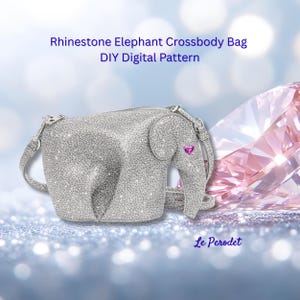 K&ouml;nnte beinhalten: Silberne Strass-Elefanten-Umh&auml;ngetasche mit einem rosa Herzdetail am Ohr. Die Tasche hat einen Rei&szlig;verschluss und einen Schulterriemen. Der Text auf dem Bild lautet "Rhinestone Elephant Crossbody Bag DIY Digital Pattern" und "Le Perodet".