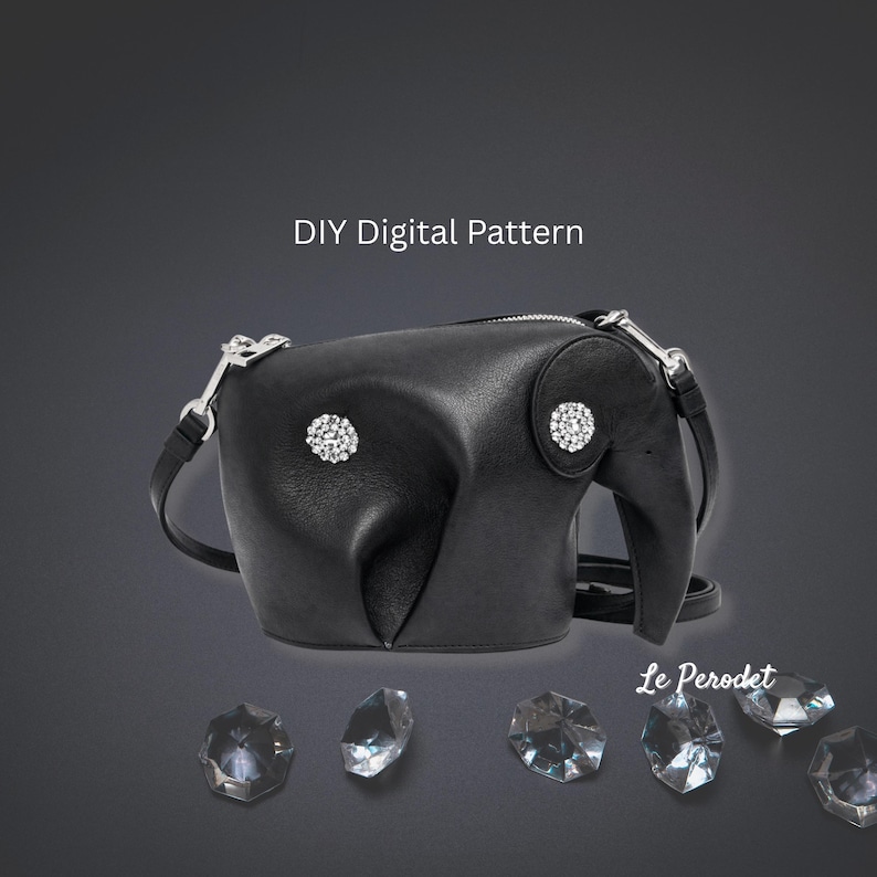 K&ouml;nnte beinhalten: Schwarze, lederne, elefantenf&ouml;rmige Handtasche mit silbernen Beschl&auml;gen und Strasssteinen. Die Tasche hat einen Rei&szlig;verschluss und einen Schulterriemen. Der Text "DIY Digital Pattern" steht &uuml;ber der Tasche. Mehrere klare Kristalle sind darunter.