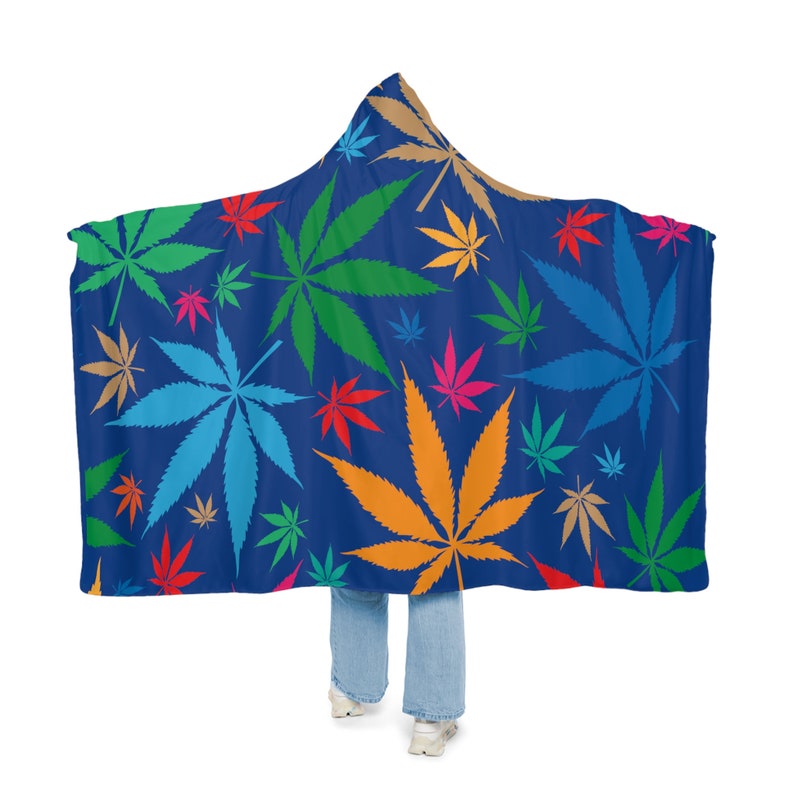 Couverture bleue contre les mauvaises herbes, couverture en sherpa à capuche, couverture en polaire à capuche, couverture douillette à capuche unisexe, cadeau couverture personnalisée, couverture personnalisée image 1