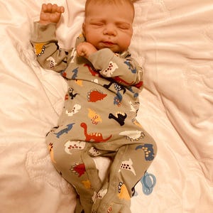 ¡1,36 kg! Muñeca bebé reborn realista: Muñeca étnica de 38 cm con peso y accesorios. imagen 5