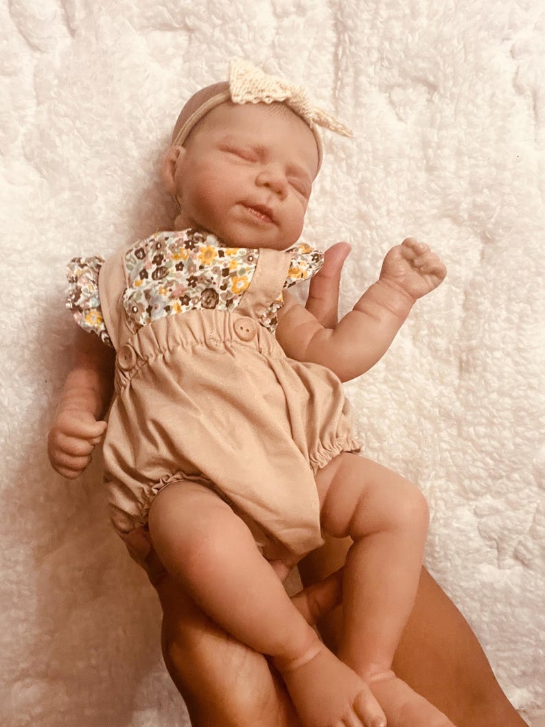 ¡1,36 kg! Muñeca bebé reborn realista: Muñeca étnica de 38 cm con peso y accesorios. imagen 3