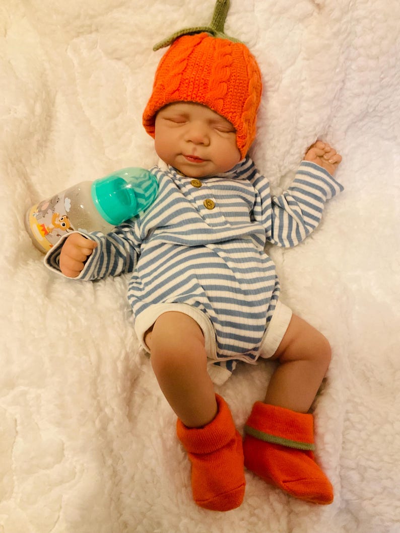 ¡1,36 kg! Muñeca bebé reborn realista: Muñeca étnica de 38 cm con peso y accesorios. imagen 4
