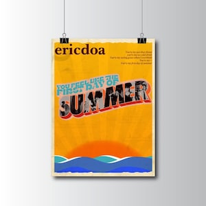 Könnte beinhalten: Ein Retro-Poster mit gelbem Hintergrund und dem Text "YOU FEEL LIKE THE FIRST DAY OF SUMMER" in großen, bunten Buchstaben. Das Poster zeigt einen Sonnenuntergang über dem Meer und eine Gruppe von Menschen im Hintergrund.