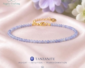 Puede incluir: Una pulsera delicada con pequeñas cuentas de tanzanita facetadas de color violeta claro ensartadas en una fina cadena de tono dorado. La pulsera incluye un cierre de langosta dorado y una cadena extensora con un pequeño dije circular.