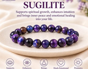 Könnte beinhalten: Ein Perlenarmband aus runden, polierten violetten und dunkelblauen Steinen. Das Bild enthält den Text SUGILITE, Supports spiritual growth, enhances intuition and brings inner peace and emotional healing into your life, sowie fünf Symbole.