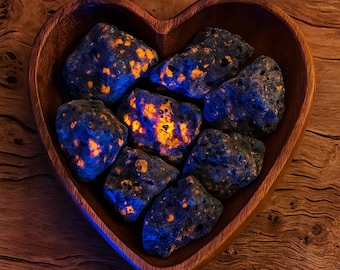 Yooperlite UV Reactive Glowing Raw Stones - Fluorescent Sodalite Crystal Flame Rough Fire Rock Firestone