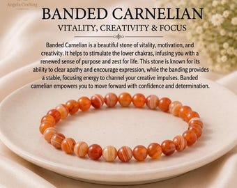 Könnte beinhalten: Ein kreisförmiges Armband aus polierten, runden gebänderten Karneolivenfarbenen gebänderten Karneolperlen in Orange-, Rot- und Weißtönen. Der Text über dem Armband lautet: BANDED CARNELIAN VITALITY, CREATIVITY & FOCUS, gefolgt von einem Absatz über die Steineigenschaften.
