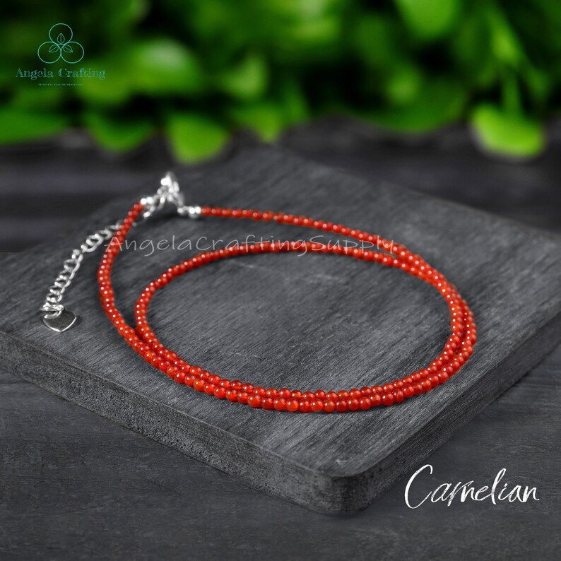 Elegant rött karneolhalsband, minimalistisk kristallchoker, sakralchakra, kristallälskare brudtärnegåva bild 2
