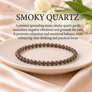 Peut inclure: Un bracelet composé de petites perles rondes et translucides en quartz fumé, disposées en cercle sur une assiette blanche. Le texte SMOKY QUARTZ est imprimé au-dessus du bracelet, suivi d'un texte descriptif sur les propriétés de la pierre.