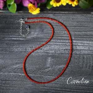 Elegant rött karneolhalsband, minimalistisk kristallchoker, sakralchakra, kristallälskare brudtärnegåva bild 4
