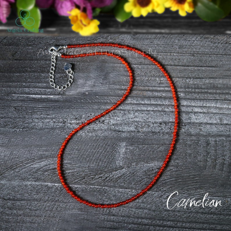 Elegant rött karneolhalsband, minimalistisk kristallchoker, sakralchakra, kristallälskare brudtärnegåva bild 4