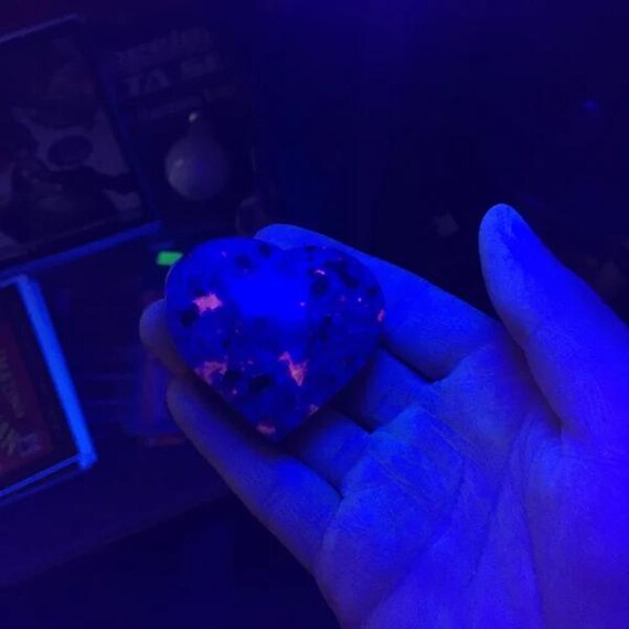 天然ユーパーライト蛍光ソーダライトストーン、UV反応性結晶、鉱物標本