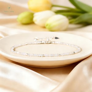 Bracciale in pietra di luna bianca, braccialetto minimalista delicato con cristallo curativo, pietra preziosa naturale, chakra della corona, pietra portafortuna di giugno