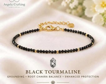 Peut inclure: Un bracelet délicat composé de petites perles de tourmaline noire à facettes, alternées avec de minuscules perles intercalaires dorées. Il est doté d'un fermoir mousqueton doré, d'une chaînette de réglage et d'une breloque en forme de cœur.