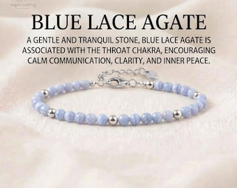 Puede incluir: Una pulsera con cuentas de ágata azul veteada intercaladas con pequeñas esferas de metal plateado. La pieza incluye una cadena de extensión de metal plateado con un dije en forma de corazón y un cierre de mosquetón.