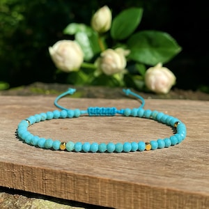 Delicato bracciale con pietra turchese: pietra portafortuna minimalista per il mese di dicembre