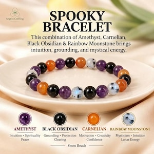 Op de afbeelding: Een kralenarmband met 8 mm ronde stenen van paarse amethist, oranje carneool, zwarte obsidiaan en regenboogmaansteen. De tekst luidt SPOOKY BRACELET, met een opsomming van de steensoorten en eigenschappen, inclusief het merk Angela Crafting.