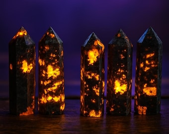 Puntas de torre de cristal de yooperlita, varita de obelisco de piedra de emberlita, brillantes y reactivas a los rayos UV, especímenes minerales