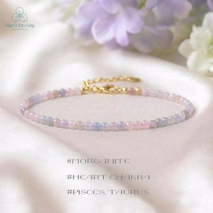 Può includere: Un braccialetto delicato con piccole perline rotonde sfaccettate in tonalità tenui di rosa pallido, lavanda e azzurro. Il braccialetto include una catenella di estensione in metallo dorato e una chiusura a moschettone, un accessorio raffinato.
