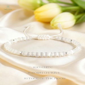 Puede incluir: Una pulsera de cuentas de selenita blanca con un cordón blanco ajustable. La pulsera presenta pequeñas cuentas blancas redondas y detalles plateados. El fondo incluye el texto "#SELENITE", "#CROWN CHAKRA" y "#STONE OF THE MOON".