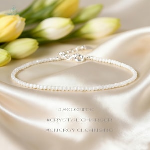 Braccialetto di cristallo curativo delicato in selenite, braccialetto minimalista con pietre preziose naturali - Chakra della corona, impilabile