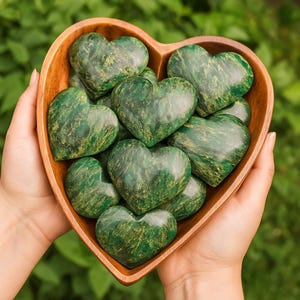 Groene smaragd kristallen harten - Maria-geboortesteen, hartchakra, mineraalmonsters, helende kristallen