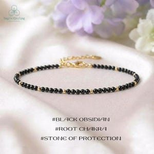 Puede incluir: Una pulsera delicada con pequeñas cuentas de obsidiana negra facetada intercaladas con diminutas esferas de metal dorado. La pieza incluye un cierre de mosquetón dorado y una cadena de extensión ajustable para un ajuste seguro.