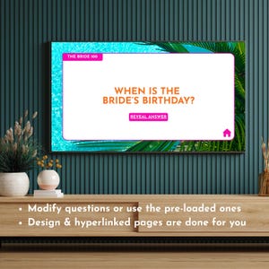 Puede incluir: Una pantalla digital muestra una pregunta de prueba: "&iquest;CU&Aacute;NDO ES EL CUMPLEA&Ntilde;OS DE LA NOVIA?" con un bot&oacute;n "REVELAR RESPUESTA". La pantalla est&aacute; enmarcada con un borde turquesa y hojas de palma. El texto en la parte superior dice "THE BRIDE 100".