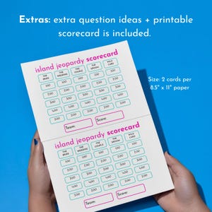 Puede incluir: Una tarjeta de puntuaci&oacute;n de Jeopardy de la isla blanca con detalles en rosa y azul. La tarjeta de puntuaci&oacute;n incluye categor&iacute;as como "La Novia" y "El Novio" con valores de puntos. El texto "Extras: extra question ideas + printable scorecard is included" es visible.