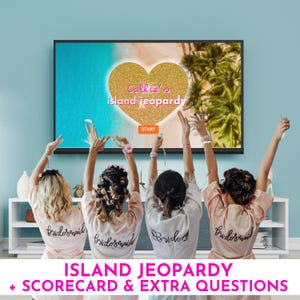 Puede incluir: Cuatro personas con batas rosas a juego con "Bridesmaid" y "Bride" impresas en la espalda, levantan los brazos frente a una pantalla de televisi&oacute;n. La pantalla muestra "Callie's Island Jeopardy" con un coraz&oacute;n dorado y un fondo tropical. El texto en la parte inferior dice "Island Jeopardy + Scorecard & Extra Questions."