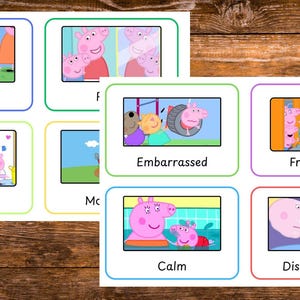 Pu&ograve; includere: Un set di flashcard educative con i personaggi di Peppa Pig che illustrano varie emozioni. Ogni carta mostra una scena colorata con un'etichetta specifica sotto, tra cui Sad, Nervous, Embarrassed, Frustrated, Calm e Disappointed.